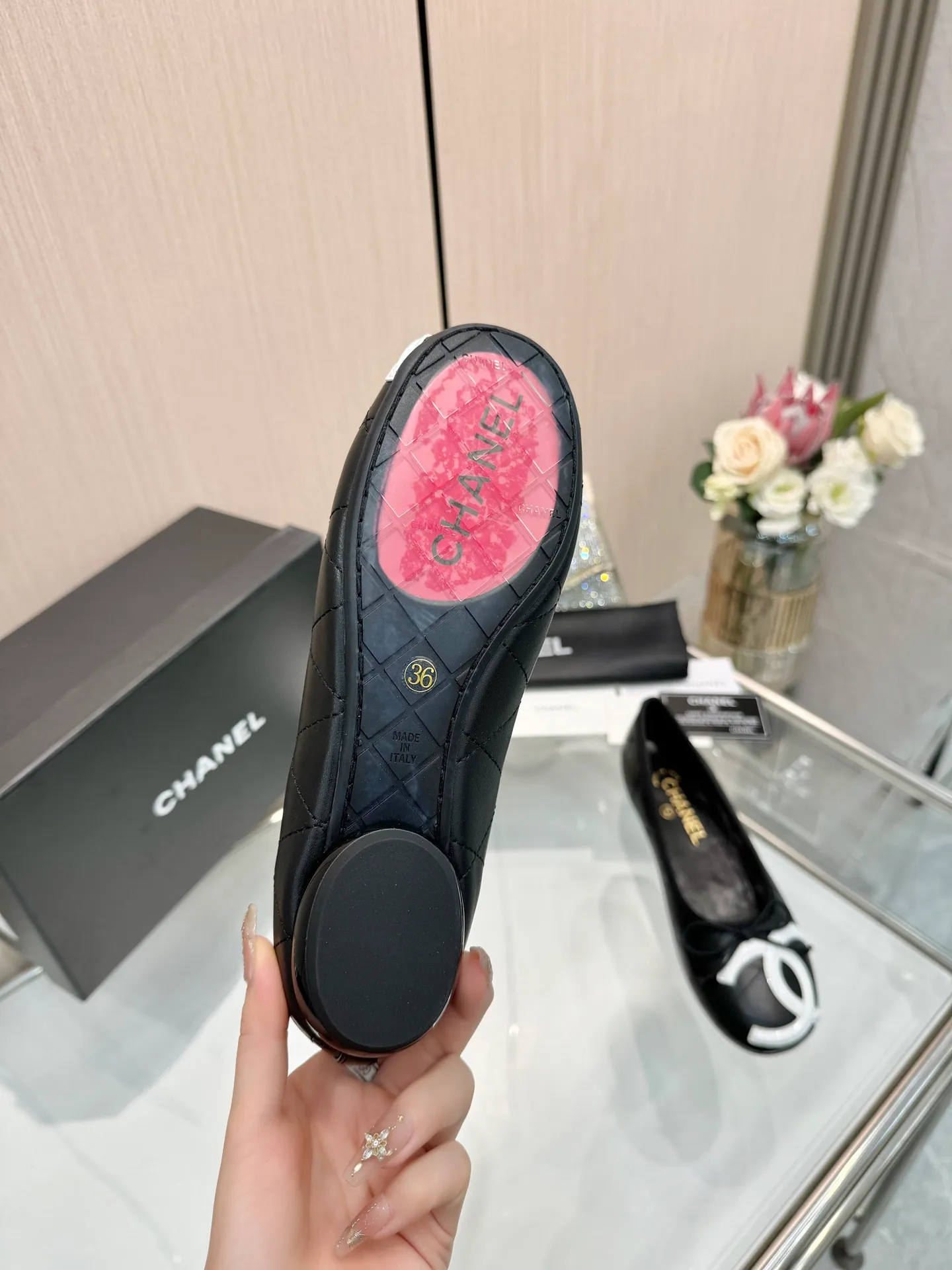 👟👟Ex-factory price 500👟👟 | ²⁰²5 𝐬𝐬 🤍🤎𝐂𝐇𝐀𝐍𝐄𝐋Chanel 26A catwalk style handmade Mary Jane women's shoes. Ballet shoes are so amazing, the bow pattern is so cute! Even if I don’t wear flat shoes, I can’t resist the temptation! The second recommended pair of Chanel logo women's shoes has great texture and is versatile. It is made of lambskin and has an original two-color outsole. Size: 35-40 (41 can be customized and cannot be returned or exchanged)